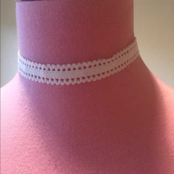 🎀 Lovely Simplistic Lace Victorian Style Choker 🎀 - Picture 3 of 4